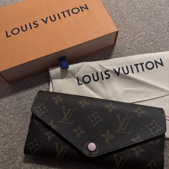 Sarah Louis Vuitton wallet in pink - Picture 7 of 11